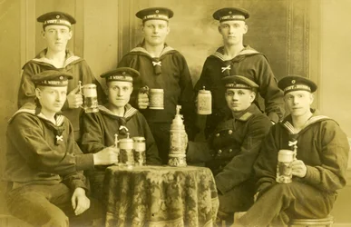 Marins de la marine impériale allemande de la Première Guerre mondiale buvant de la bière, c.1914